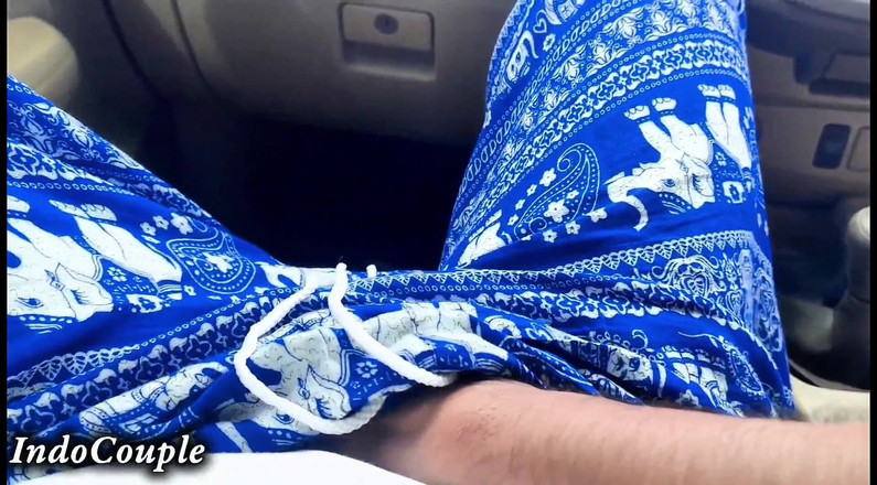 Indo Couple: 섹시하고 섹시한 히잡을 쓴 학생의 아내가 자카르타 대학에서 그를 초대했습니다. 내 자지를 차 옆에서 놀아