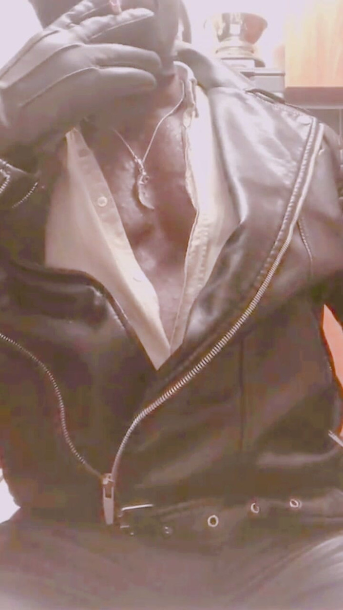 Black smoking muscle stepdad: Maskovaná kožená oblečená bradavka hraje s nafouknutým břichem Smoke