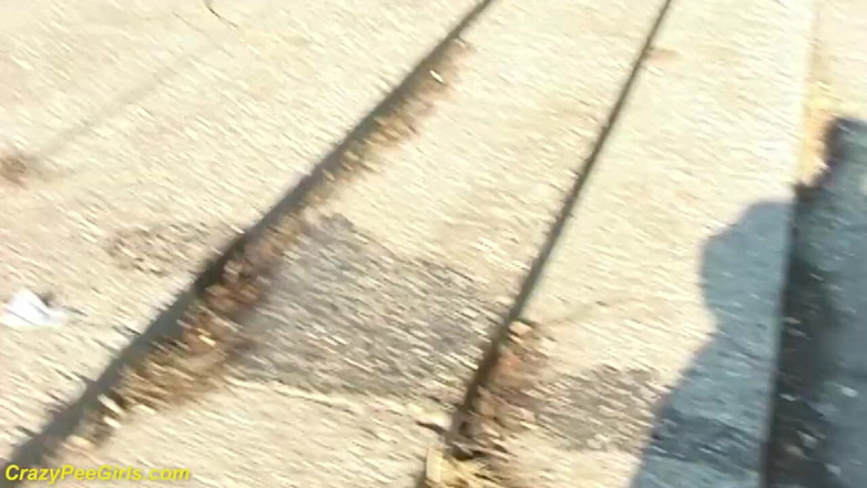 Crazy pee girls: Une fille en collants fait pipi dans l'escalier