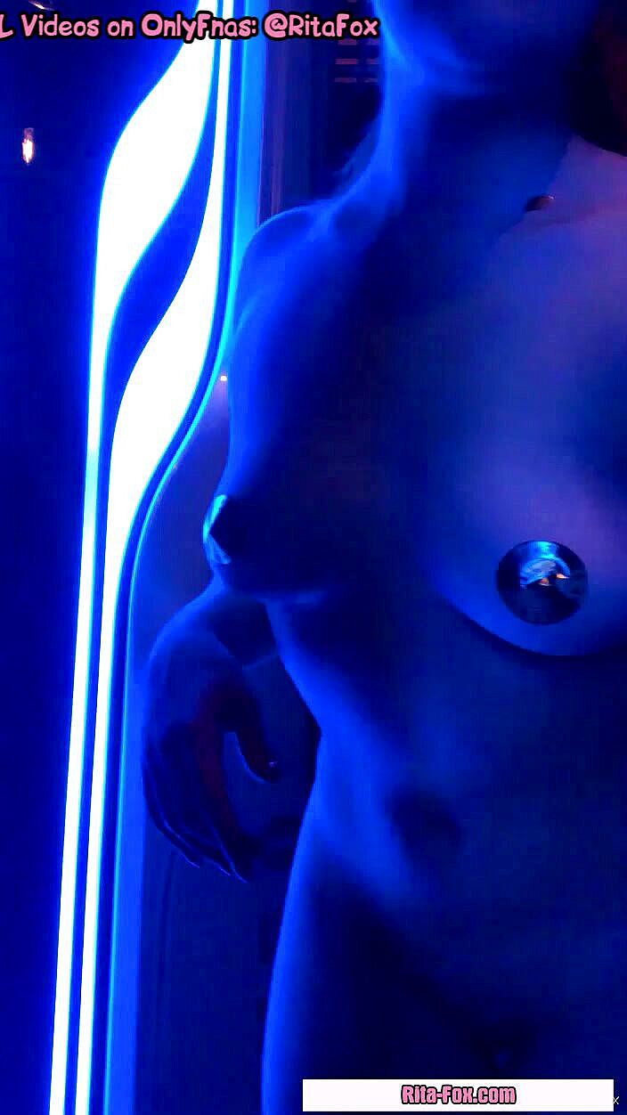 SugarNadya: ストリップショーとサンルームでの自慰行為、日光浴、私と一緒に来ますか?