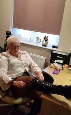 Uk Joolz: Vieni nel mio ufficio, vieni a dare un'occhiata a quei...