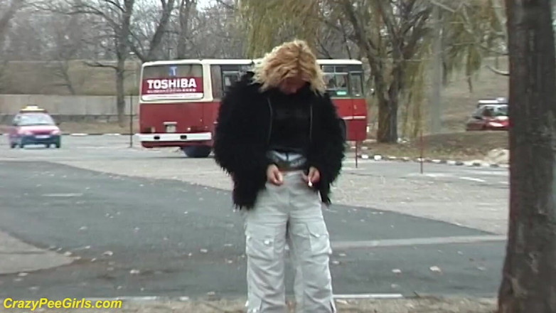 Crazy pee girls: Junges mädchen pisst auf der straße
