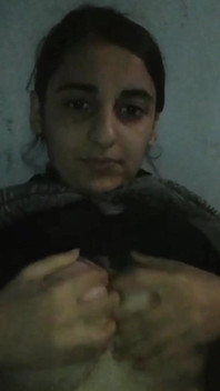 Banyoda göğüslerini gösteriyor