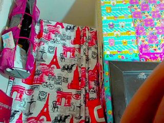 Barbychocolat: Tiras de mis pantalones cortos y puedes ver mi coño...