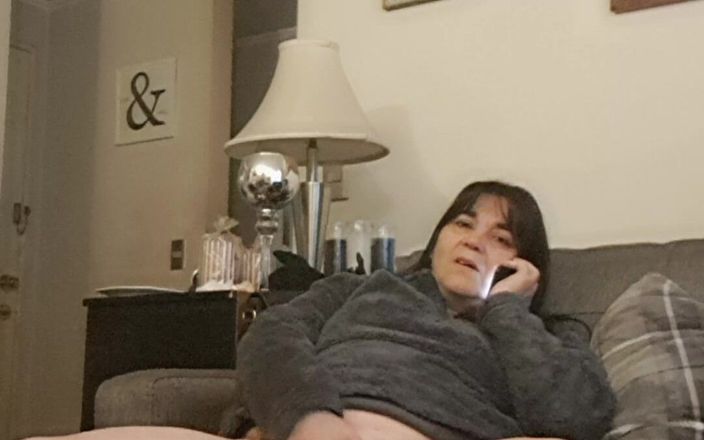 Mommy big hairy pussy: Cep telefonu görüşmesi orta yaşlı seksi kadının mastürbasyon yapmaya neden...