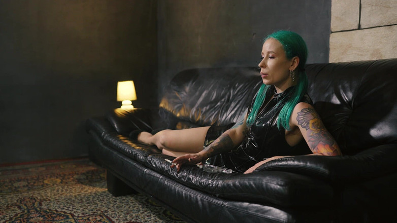 Cruel Anettes fetish world: Fumare in un abito di pvc
