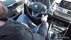 MILFFreaksX: Il baise sa demi-sœur sur la banquette arrière