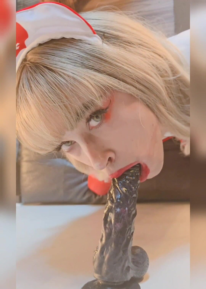 August Harper: Jururawat miang menghisap kote hitam besar dan mengusap zakar awek...