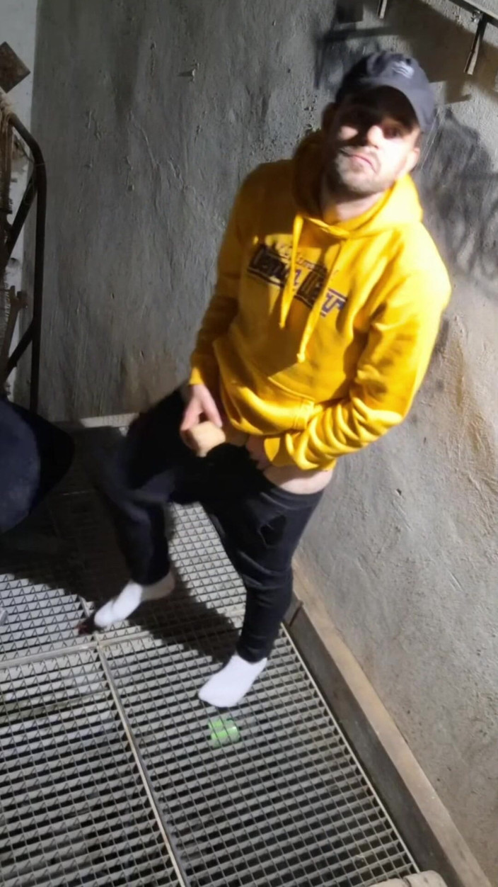 jerkofflover: 편집물. 그리고 버려진 건물에서 밤에 캠