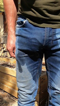 Meine jeans benetzen und meinen schwanz mit vibratoren necken