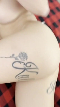 สาวรอยสักตูดใหญ่บลอนด์บอมบ์สาวเลี้ยง Kali Roses สุดท้ายก็ยอมให้เย็ดหี