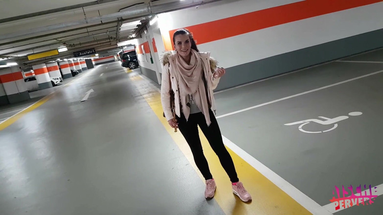 Aische Pervers: Německá milfka kouří na letištním parkovišti