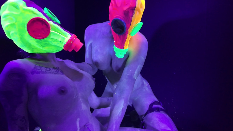 EdgesOfReality: Cô Gi Neon Rave Chơi Cu Giả Trên Cô Gá