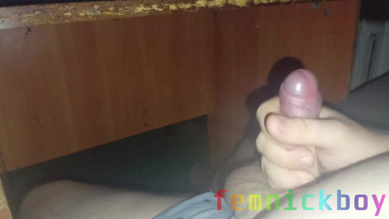 femnickboy: Il tizio grasso si masturba il suo cazzo venoso e...