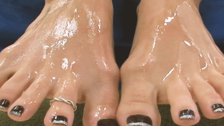 DARVASEX: Fotslampor scen-1_sexy blond milf onanerar med fötterna slutar med dem...