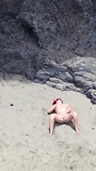 Naga piękność na plaży - drone POV erotyczny relaks