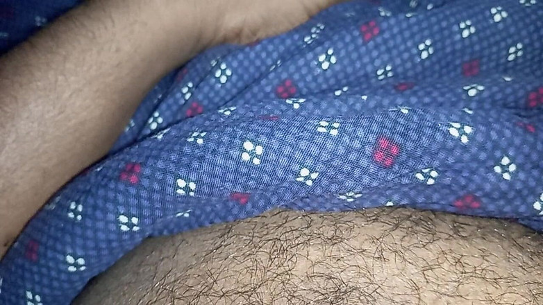 Sweet Indian cock: Ragazzo gay indiano che succhia e lecca le tette