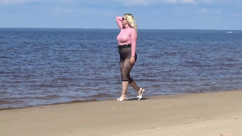 RedRoseRus: Lustige MILF mit Nylonarsch und titten am strand