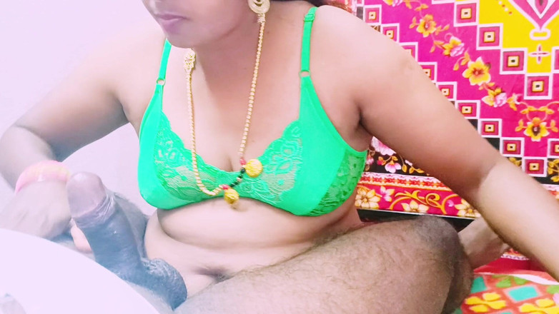Telugu honey lips: देसी सौतेली मम्मी लंड चुसाई के माध्यम से गहरी।