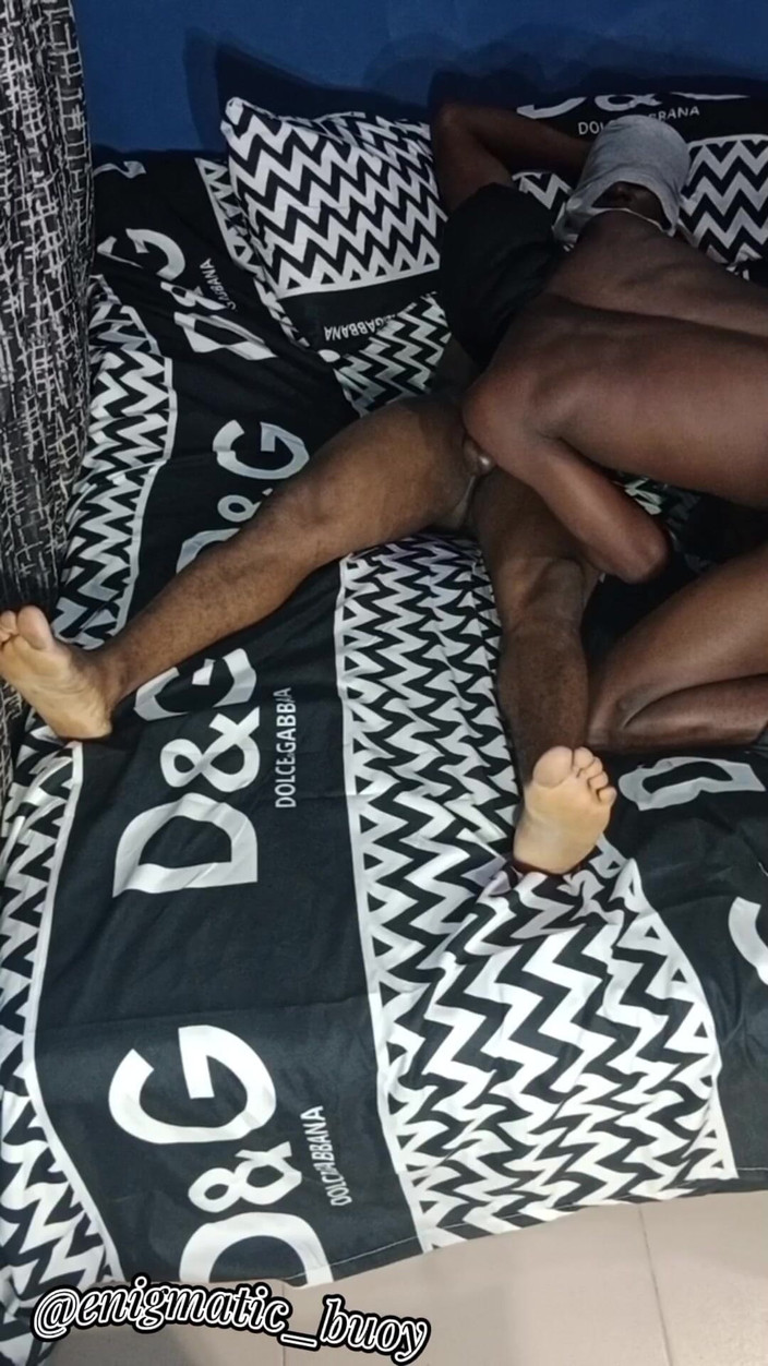 Enigmatic Buoy: 義理の弟が親友とイチャイチャしているのをどうやって見つけたのか