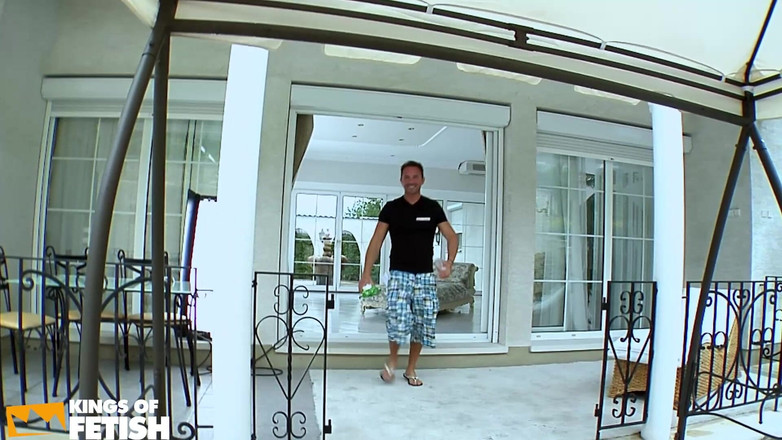 Kings Of Fetish: Девушка-блондинка трахает ее тугие дырки игрушками и получает накачанную ступнями и руками ее подруги