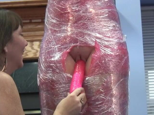 Girl on Girl: Lesbian amatur bermain dengan selophane dan dildo di ruang tamu