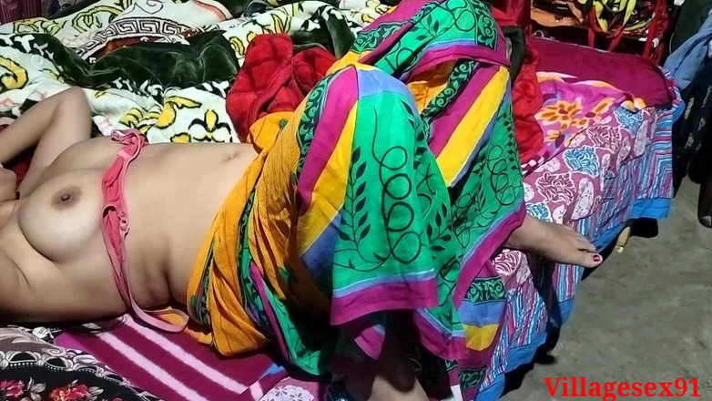 Villagesex91: Filmare de acasă Boudi Chudai în sari verde