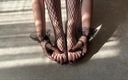 Gloria Gimson: Chica acaricia sus piernas en pantimedias de rejilla negras