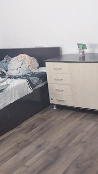 性感的妻子在家里裸体锻炼。业余妻子用手指在她的阴户中自慰