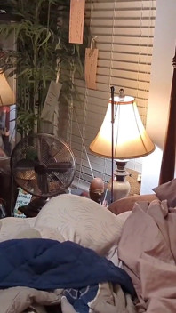Tante seksi ini ngentot memeknya sebelum pergi kencan
