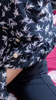 Azgın seksi arkadaş Gril erkek arkadaşının alon odasında sert sikişiyor