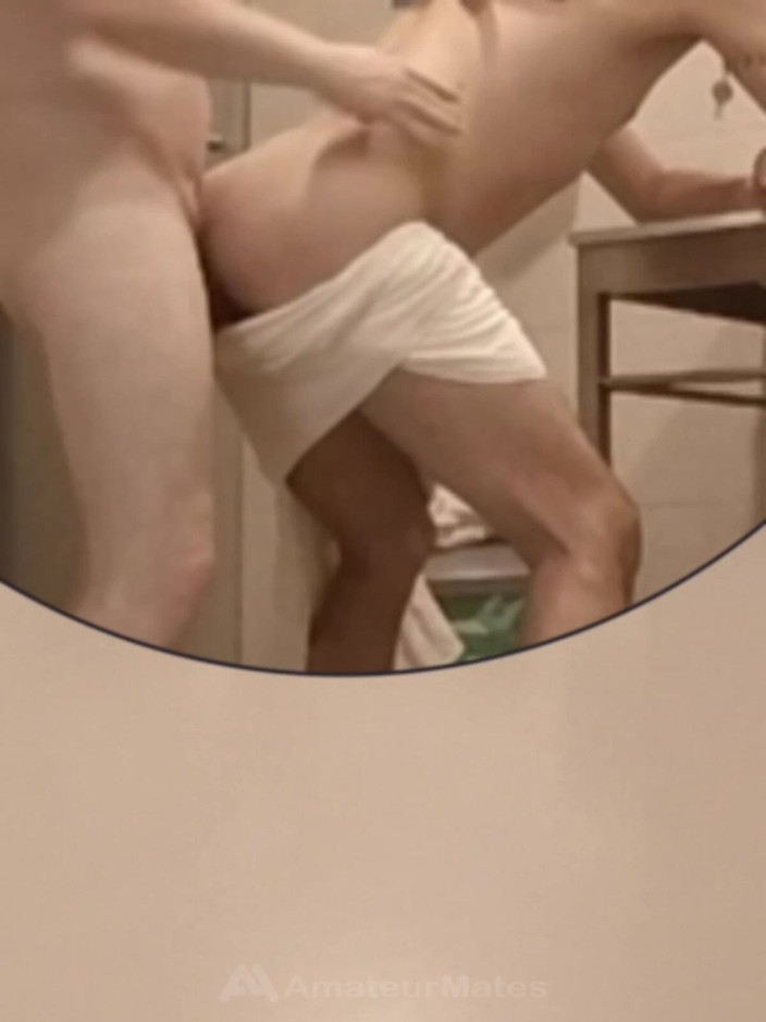 AmateurMates: Ngentot kilat dan berisiko di toilet umum kolam renang - hampir...