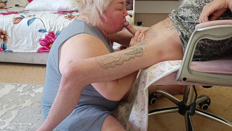 Zona901: Fru tittar på som vän ger djup avsugning och sväljer...