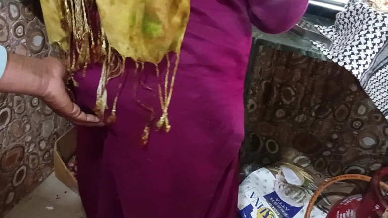 Bhabhi UP: 今天和朋友的老婆一起去厨房