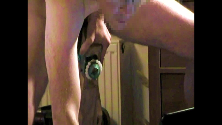 Mark Hannes: Scopa la fleshlight e si masturba a mano