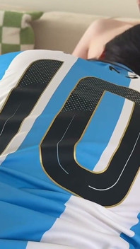 Chica de fútbol sacudiendo el culo, animarse para la Copa del Mundo