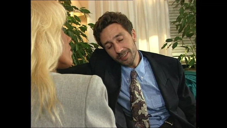 Deutschland porn: Rubia cachonda recibió la visita de su amigo para tener...