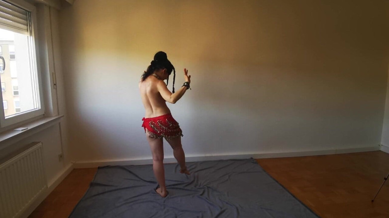 Kitty Dancer: Sexy arabische sklavin führt heißen tanz durch - bauchdance-gürtel-striptease endet komplett...