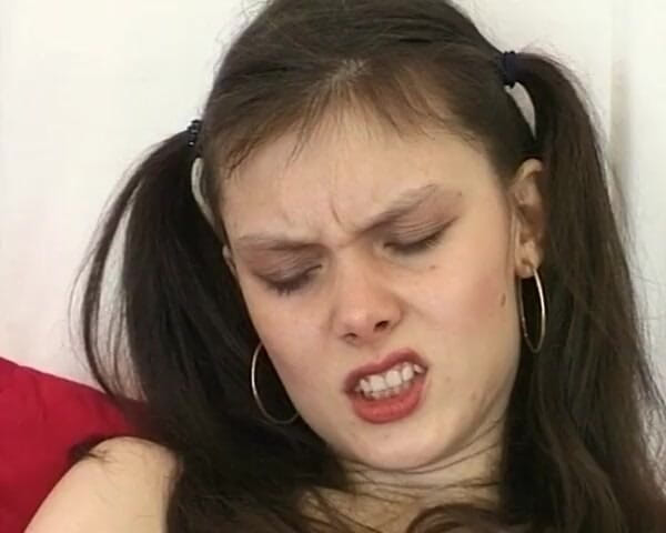 YOUR FIRST PORN: İnce Claudine Nihayet Orgazm Oldu