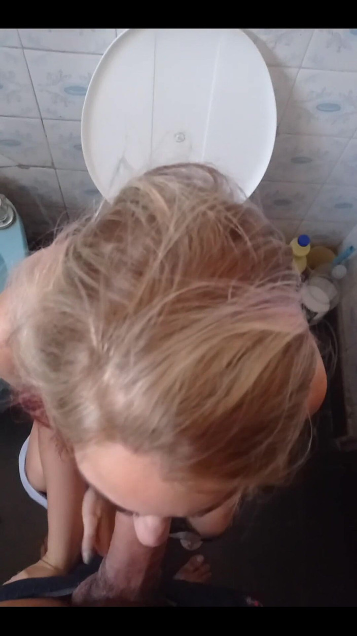 tunoviaputita: Cewek sange ini lagi asik nyepong kontolnya di toilet