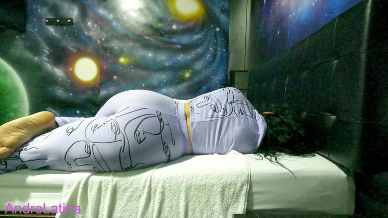 Gatita latina: 애인을 위해 자신을 기록하는 아름다운 여자