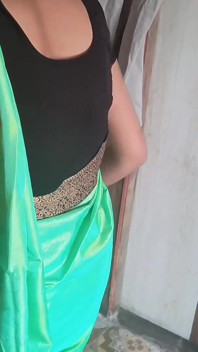 Istri India bersiap-siap dengan kain sosis warna hijau. Bagian 1