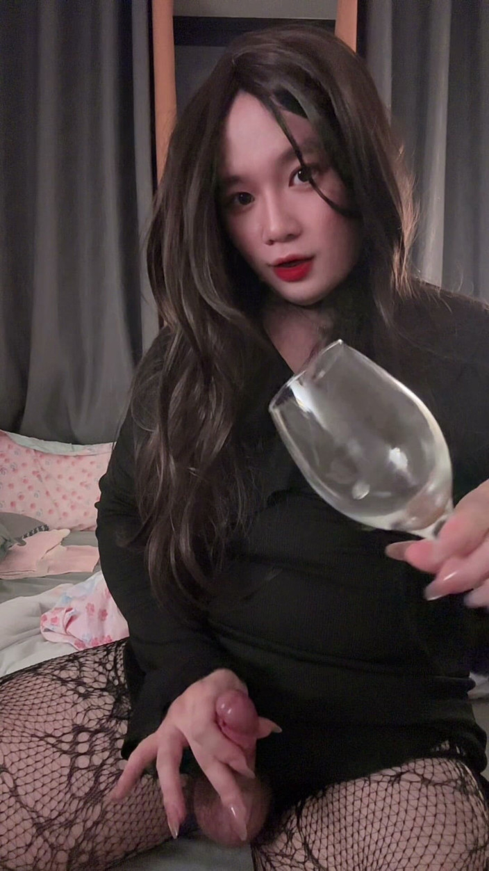 Akbb: Il bellissimo ladyboy eiacula tre volte dal latte nel bicchiere
