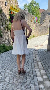 Fată transsexuală alunecoasă sub rochia de vară! Masturbare publică nerușinată în oraș!