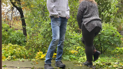 OurFetishLife: Дивлячись, як гаряча матуся з товстою дупою писяє в колготках на відкритому повітрі