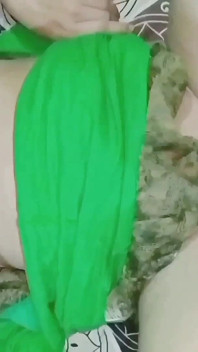 我倒在房间里，突然我的姐夫来操了我