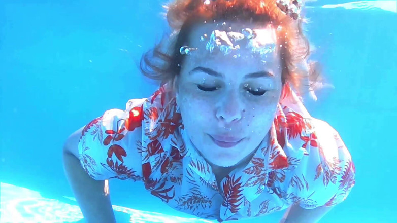 Emeli: Long Breath Holding Underwater