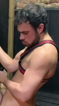Aktivní chlap s velkými koulemi