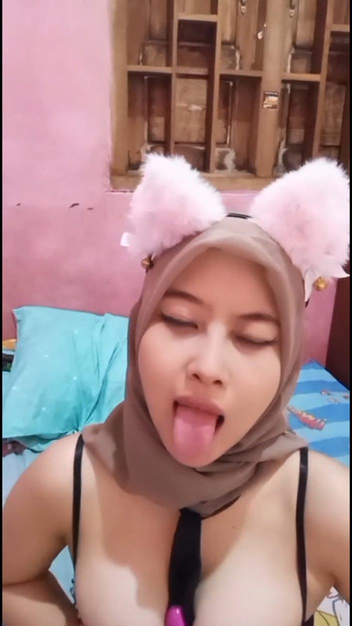 Jilbab69: Awek miang dalam tudung melancap dengan dildo sehingga basah