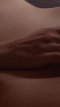 エッチなソロブロンドが早朝にオナニーする